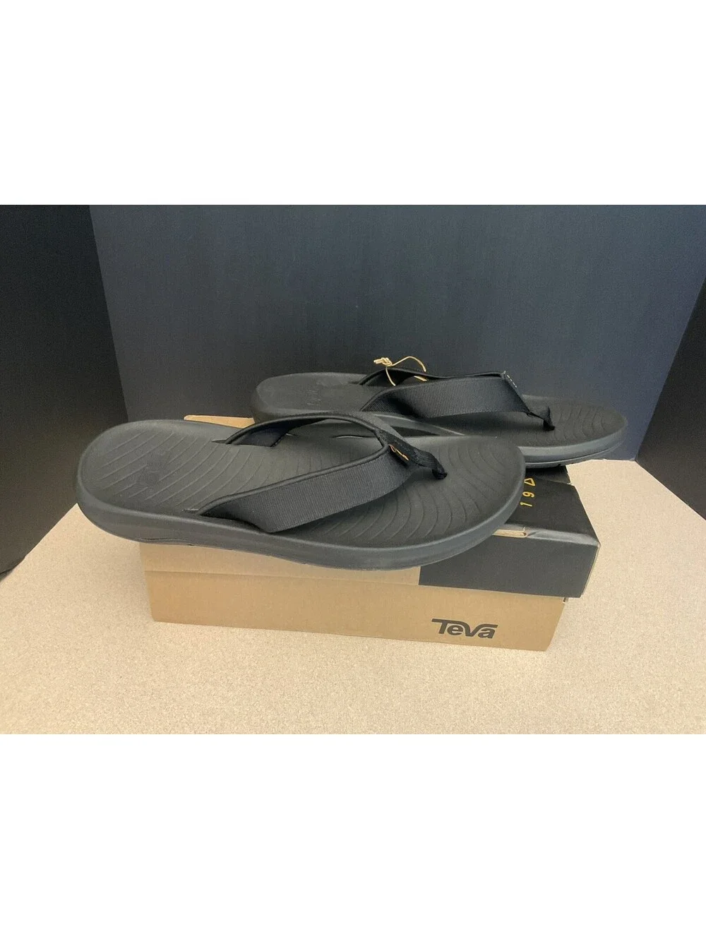 New! Mens Teva Hurricane Black Sandals/Flip-Flops. Size 11. Nice!!!
